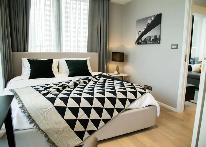 Sukhumvit 11#luxury#pool#gym#bts Nana&mrt Sukhumvit#1br#max2ppl *